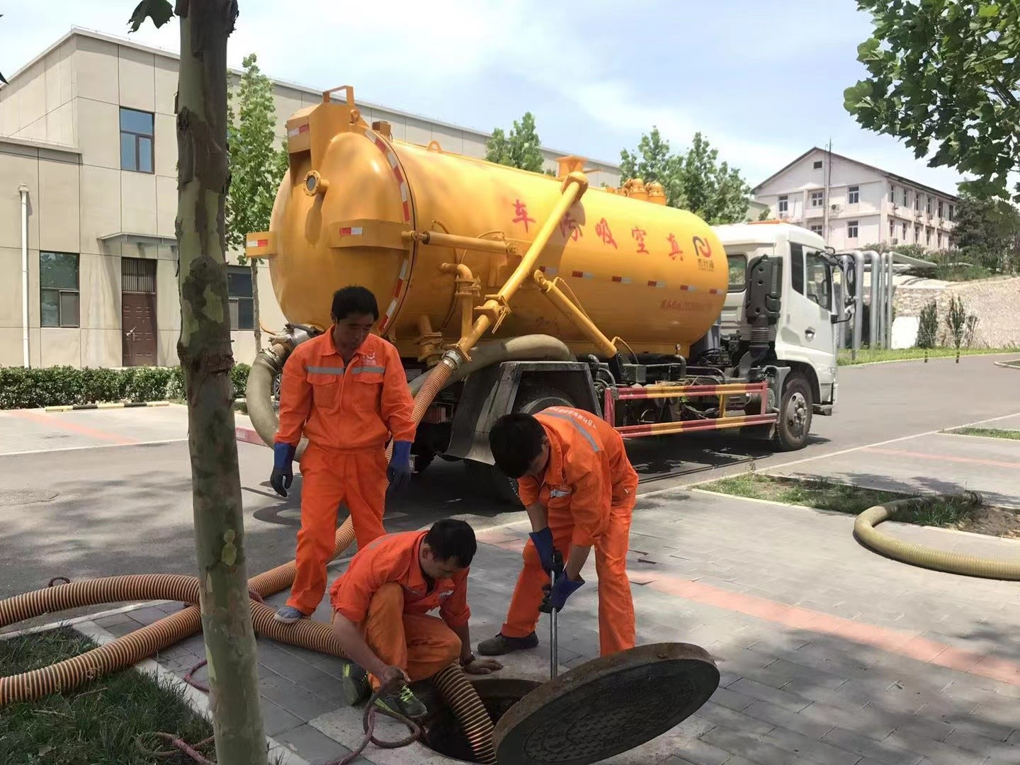 吉首管道疏通车停在窨井附近