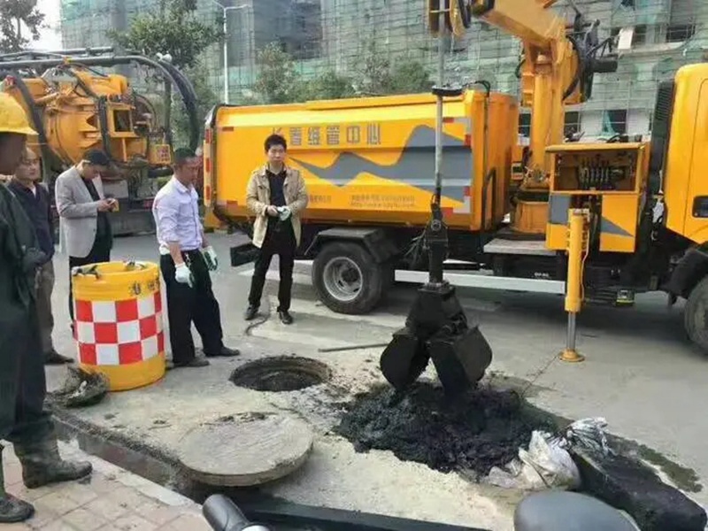 吉首街道：网格员化身“清道夫”，为民解忧疏通“堵心”化粪池