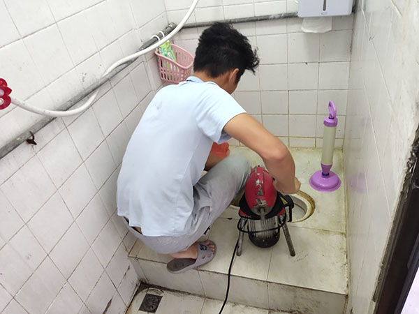 吉首肥皂掉到马桶里把马桶堵住了怎么办？马桶堵住了怎么办
