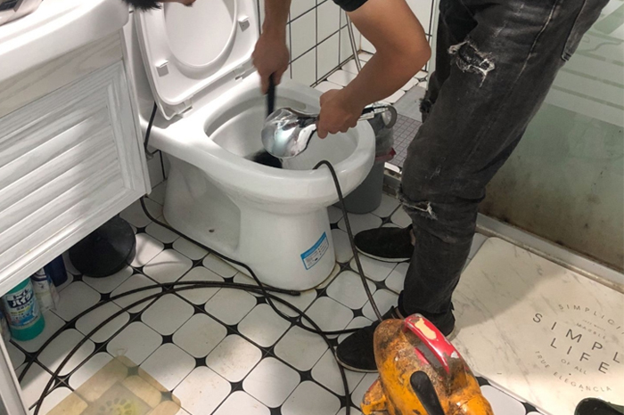 吉首马桶堵塞自己疏通还是找师傅？专业上门服务让你省时更省心